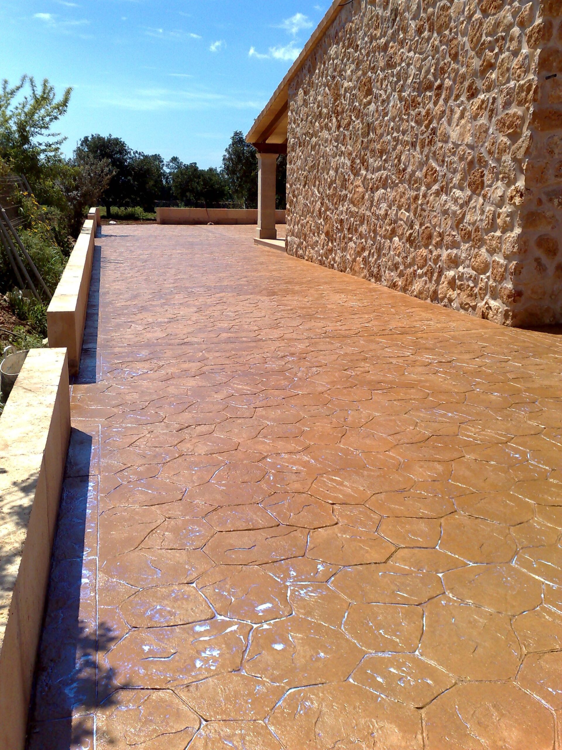 Textura de hormigón estampado con diseño de piedra natural en Mallorca